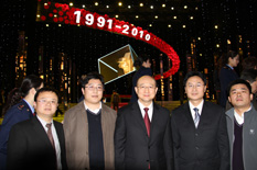 國(guó)家質(zhì)檢總局副局長(zhǎng)支樹(shù)平（右三）在中央電視臺(tái)演播大廳2010年“3.15晚會(huì)”直播現(xiàn)場(chǎng)與中國(guó)質(zhì)量檢驗(yàn)協(xié)會(huì)會(huì)員工作部主任楊曉東（右二）、防偽中心主任王成村（右一）、會(huì)員工作部副主任劉輝（左二）、會(huì)員工作部副主任王劍（左一）等協(xié)會(huì)工作人員代表合影留念