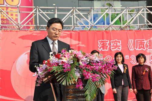 國家質(zhì)檢總局辦公廳副主任、中國質(zhì)量檢驗協(xié)會副理事長劉洪生在活動現(xiàn)場發(fā)布2012年皮鞋、衛(wèi)生巾兩類消費品產(chǎn)品質(zhì)量國家監(jiān)督抽查結(jié)果和2011年汽車產(chǎn)品缺陷信息投訴基本情況。
